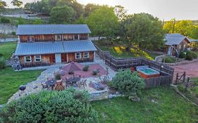 フレデリックスバーグ A Barn At The Quarry Bed & Breakfast Exterior photo