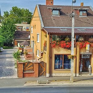 Nyírbátor Napsugar Panzio Bed & Breakfast Exterior photo