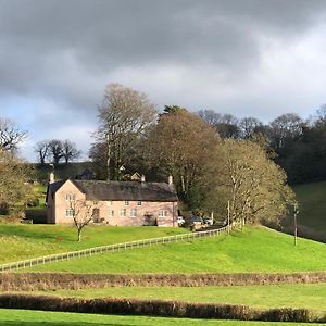 クンブラン Walnut Tree Farm Bed & Breakfast Exterior photo