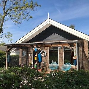 Anjum Bellemare Bungalow Lauwersmeer Mit Ueberdachte Veranda Und Eingezaeuntem Gartenヴィラ Exterior photo