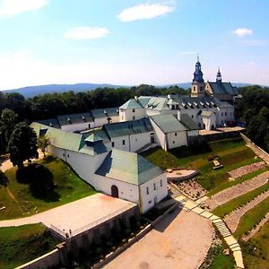 キェルツェ Karczowka Klasztor Bed & Breakfast Exterior photo