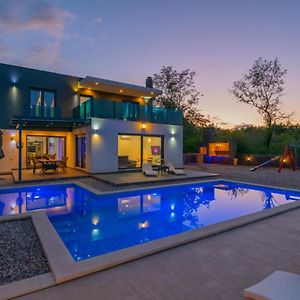 Holiday House Luxury With Heated Pool - Grubine Exterior photo