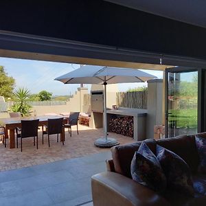Modern Spacious Home In Heart Of Cape Winelands サマーセット・ウェスト Exterior photo