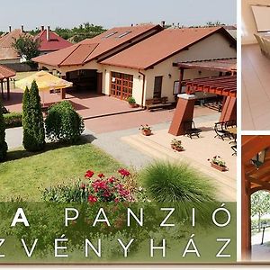 Balmazújváros Kamilla Panzio Es Rendezvenyhaz Bed & Breakfast Exterior photo