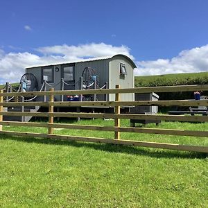 コーウェン The Shepherds Hut At Hafoty Boethヴィラ Exterior photo