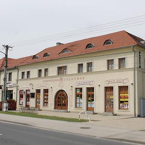 ホテル Rabensteiner Panzio Fertőd Exterior photo