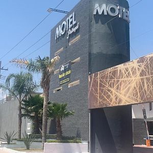 Motel Pedregal Suites San Juan del Río Exterior photo