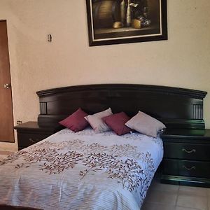 Room In Guest Room - Padrinos Hostal La Paz Full House Exterior photo