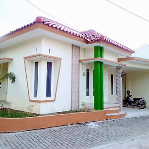 Karyakita Homestay Rumah マゲラン Exterior photo