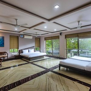 Saffronstays Aura, Alibaug - Luxury Pool Villa With A Game Room And Spacious Lawn アリバグ Exterior photo