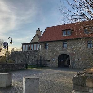 Huszarvar Hotel Kastelyszallo セレンチュ Exterior photo