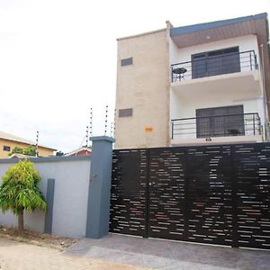 Captivating 2-Bed Ensuite Apartment In アクラ Exterior photo