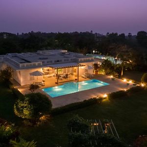Whispering Palms By Stayvista - Pool-View Villa With Boutique Interiors, Terrace & Lawn アリバグ Exterior photo
