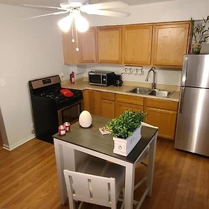 Cozy 1 Bedroom, 1 Min From Irving Park Blue Line, Free Parking シカゴ Exterior photo