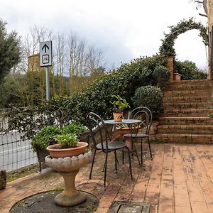 Enchanting Flat With Patio In Abbadia A Isola モンテリッジョーニ Exterior photo