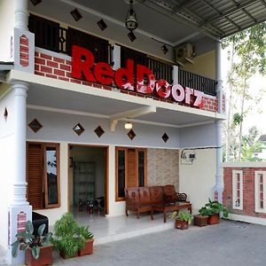 ホテル Reddoorz Syariah Near Alun Alun Pacitan 2 Exterior photo