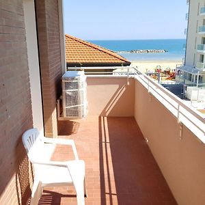 3 Bedrooms Apartement With Sea View Furnished Balcony And Wifi At Viserba リミニ Exterior photo