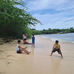 ホテル Calatagan'S Bahay Kubo - With Beach Access Exterior photo