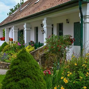 Bekolce Falubiro Vendeghaza Bed & Breakfast Exterior photo