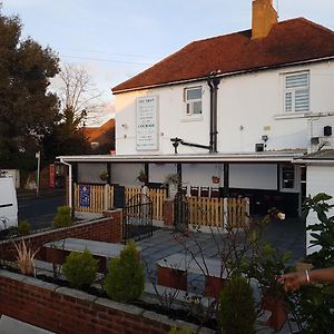 Swan Inn, Heathrow Airport スタンウェル Exterior photo