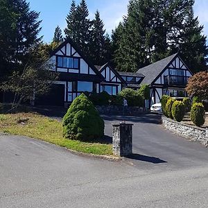 Quaint Tudor Retreat Nanoose Bay Exterior photo