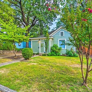Colorful Cottage With Deck About 5 Mi To Downtown! リトルロック Exterior photo