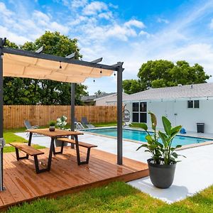 Perfectly Located 4 Bedroom Home With Pool ハリウッド Exterior photo