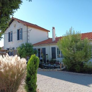 Le Clos Des Passiflores - Chambres Et Table D'Hotes ポン Exterior photo