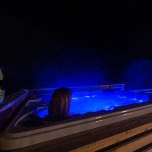 Arctic Lodge Tromvik With Jacuzzi トロムソ Exterior photo