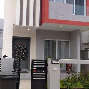 2 Bedroom Duplex House - 3 Bathrooms, Balcony , Kitchen, Living Room, - 24 7 Security, Gated, Gym, Pool, Wifi, Dstv, テマ Exterior photo