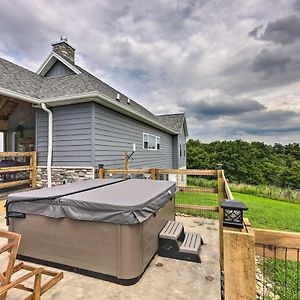 Chic Williamstown Retreat With Pool And Hot Tub!ヴィラ Exterior photo