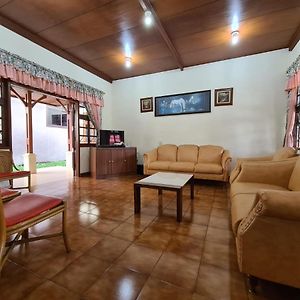 Villa Kota Bunga By Lingga Rooms Cikundul Exterior photo