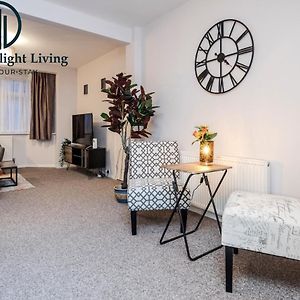 Dwellers Delight Living Ltd Serviced Accommodation Fabulous House 3 Bedroom, Hainault Prime Location ,Greater London With Parking & Wifi, 2 Bathroom, Garden チグウェル Exterior photo