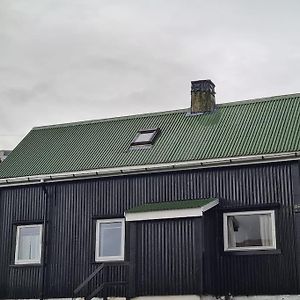 Hyggeligt Gammelt Hus I Vestmannaヴィラ Exterior photo