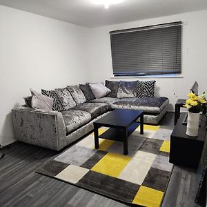 1 Bedroom Service Apartment With Netflix ウェスト・サロック Exterior photo
