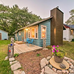 East Tawas Cabin With Deck, Backyard And Fire Pit!ヴィラ Exterior photo