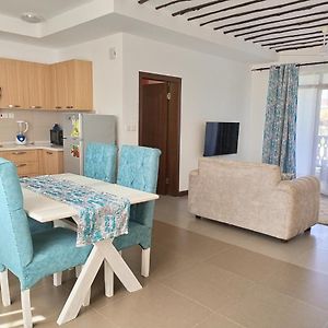 Kikambala Luxurious Two Bedroom - Beachfront, Swimming Pool View, Wifi, Smart Tv, Ample Parking, 24Hr Security モンバサ Exterior photo