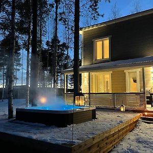 Luxurious Villa Snow With Jacuzzi ロヴァニエミ Exterior photo