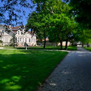 Moulis-en-Médoc Chateau Maucaillou Bed & Breakfast Exterior photo