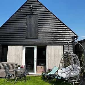 Quirky 1 Bedroom Barn On The River In アランデル Exterior photo