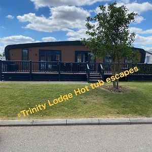 Trinity Lodge Hot Tub Escapes At Tattershall Lakes Exterior photo