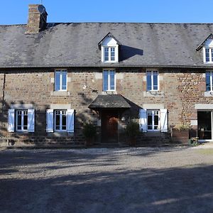 アムビエ Decouverte D'Un Haras Proche Du Mont St Michel Bed & Breakfast Exterior photo