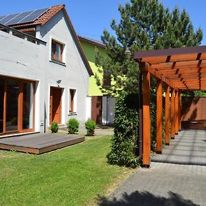 Uvaly  Large House With Parking, 30 Min To Prague Centerヴィラ Exterior photo