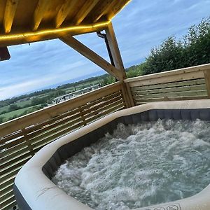 ホテル Angies Den - Quirky Cabin With Hot Tub & Views Llanasa Exterior photo