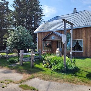 Saint-David-de-Falardeau Le Gite Du Gardien Blanc Bed & Breakfast Exterior photo