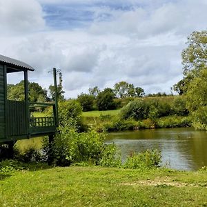Charming Tranquil Shepherds Hut With Lakeside Balcony 'Roach' アックフィールド Exterior photo