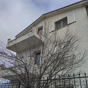 Beautiful 1-Bed House In Korceヴィラ Exterior photo