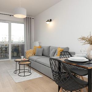 Modern & Bright Apartment With Parking And Balcony By Renters ワルシャワ Exterior photo