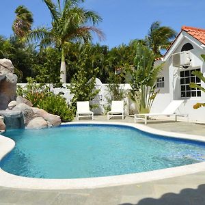 Luxury Villa With Private Pool Near Mambo And Cabana Beach ウィレムスタッド Exterior photo