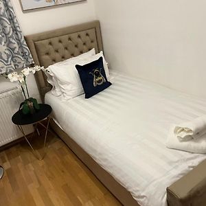 Tj Homes - Double Room With Single Bed - 3 Min To Tube Station - London ライスリップ Exterior photo